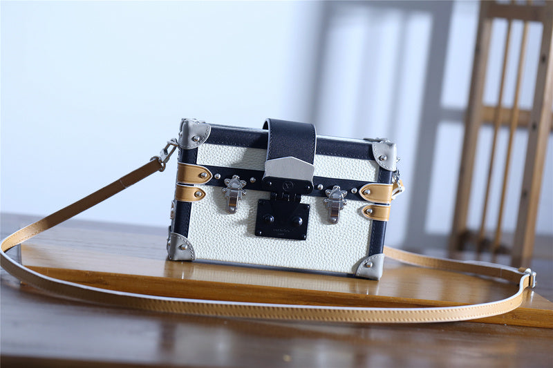 Fan Fashion Lu-Vi bags - 8231