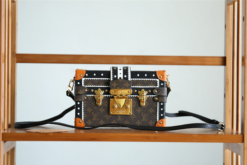 Fan Fashion Lu-Vi bags - 8236