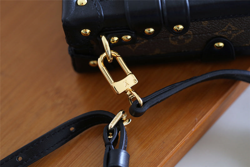 Fan Fashion Lu-Vi bags - 8215