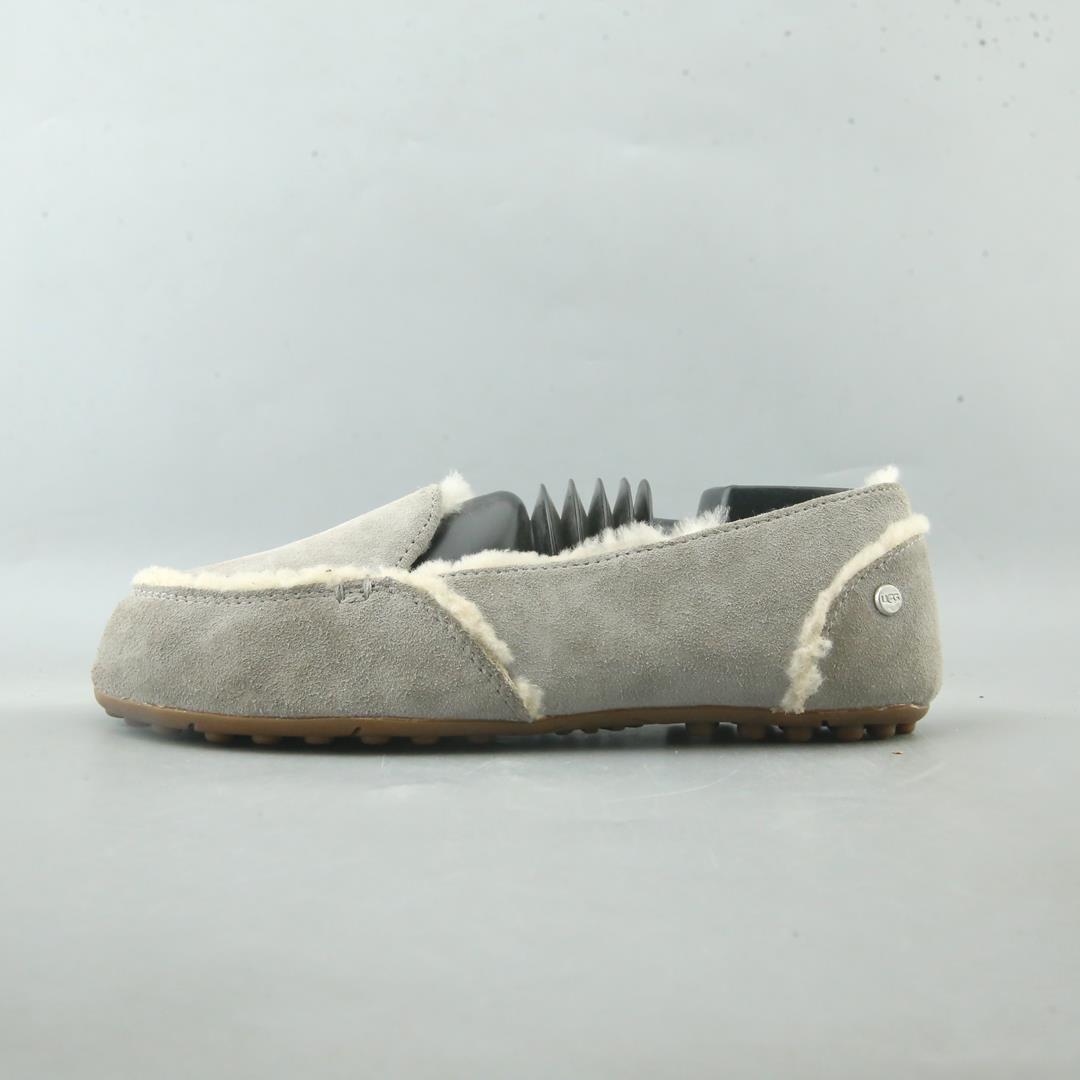 UGG  .
