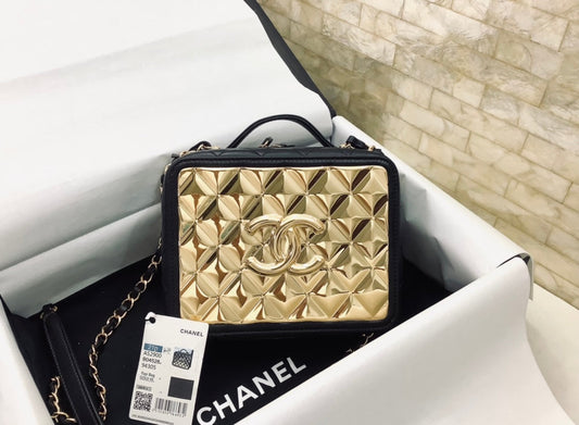 CHL - Vanity Case Black With Gold Metal For Women Handbags, Shoulder And Crossbody Bags 7.2in/19AmeliaAS2900