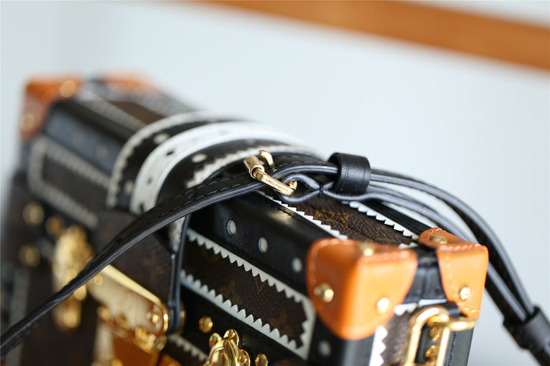 Fan Fashion Lu-Vi bags - 8236