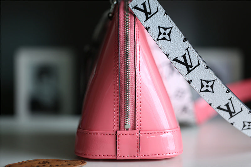 Fan Fashion Lu-Vi bags - 8277