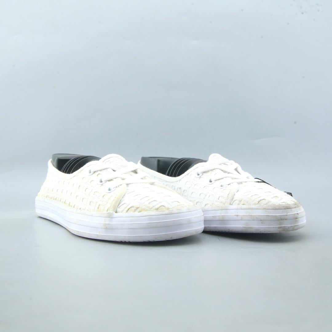 LACOSTE .