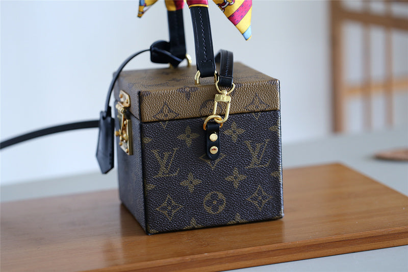 Fan Fashion Lu-Vi bags - 9401