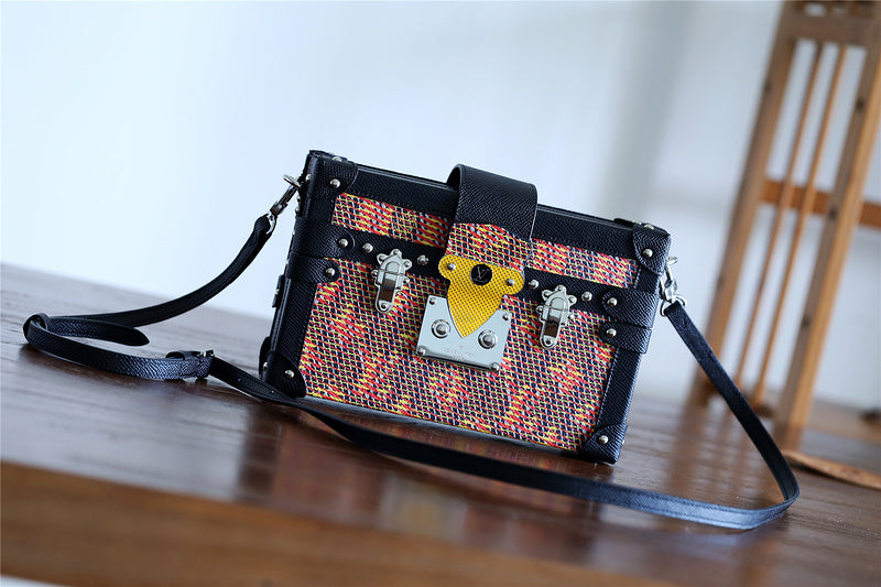 Fan Fashion Lu-Vi bags - 8213