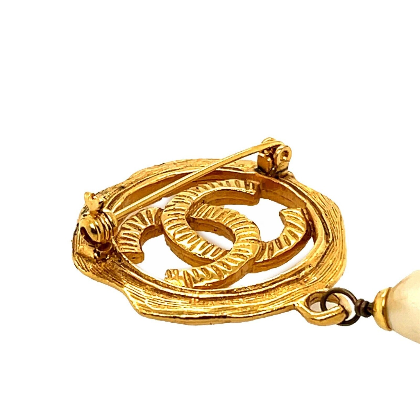 CHANEL -   94A CC Logo Circle / Pearl Drop Textured - Gold Brooch