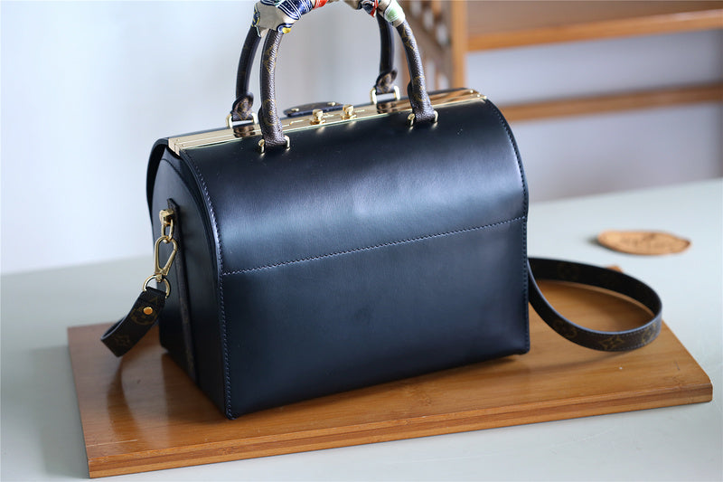 Fan Fashion Lu-Vi bags - 8181