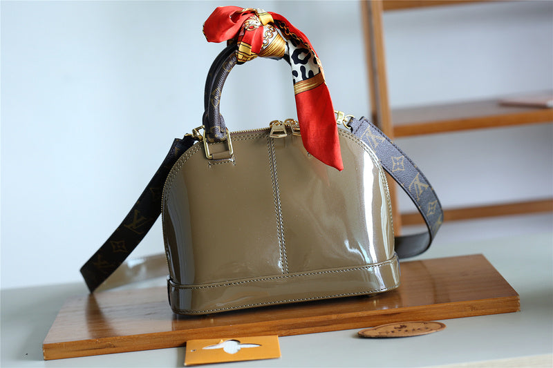 Fan Fashion Lu-Vi bags - 8280