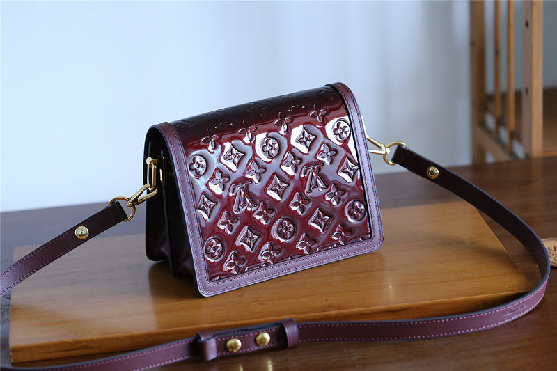 Fan Fashion Lu-Vi bags - 8125