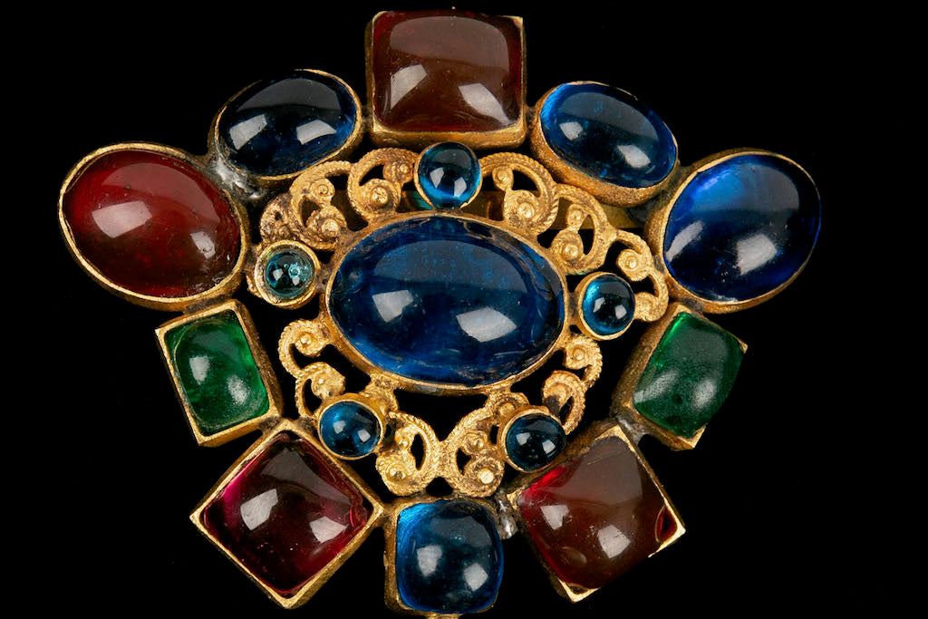 Broche en pâte de verre Chanel