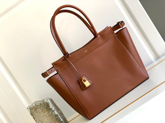 CE Medium Cabas Bourgeois Tan For Women 18in/45Amelia199773EHS.04LU