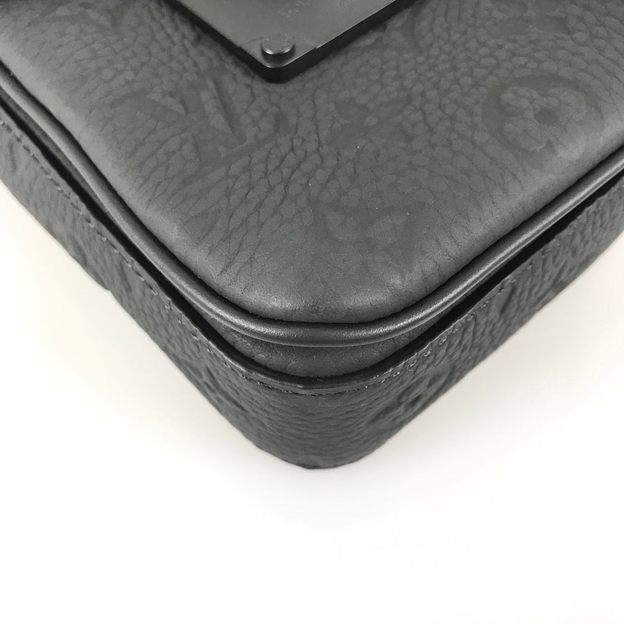 LOUIS VUITTON Taurillon Leather S Lock Vertical Wearable Wallet M81524 Shoulder bag