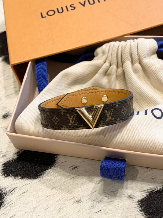 LOUIS VUITTON Monogram Essential V Bracelet Size 15