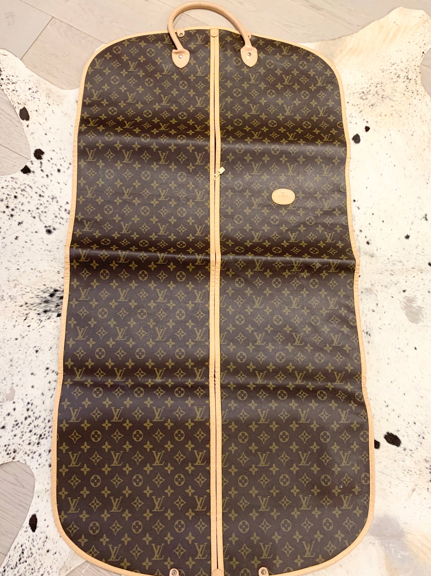 LOUIS VUITTON   Monogram Garment Cover