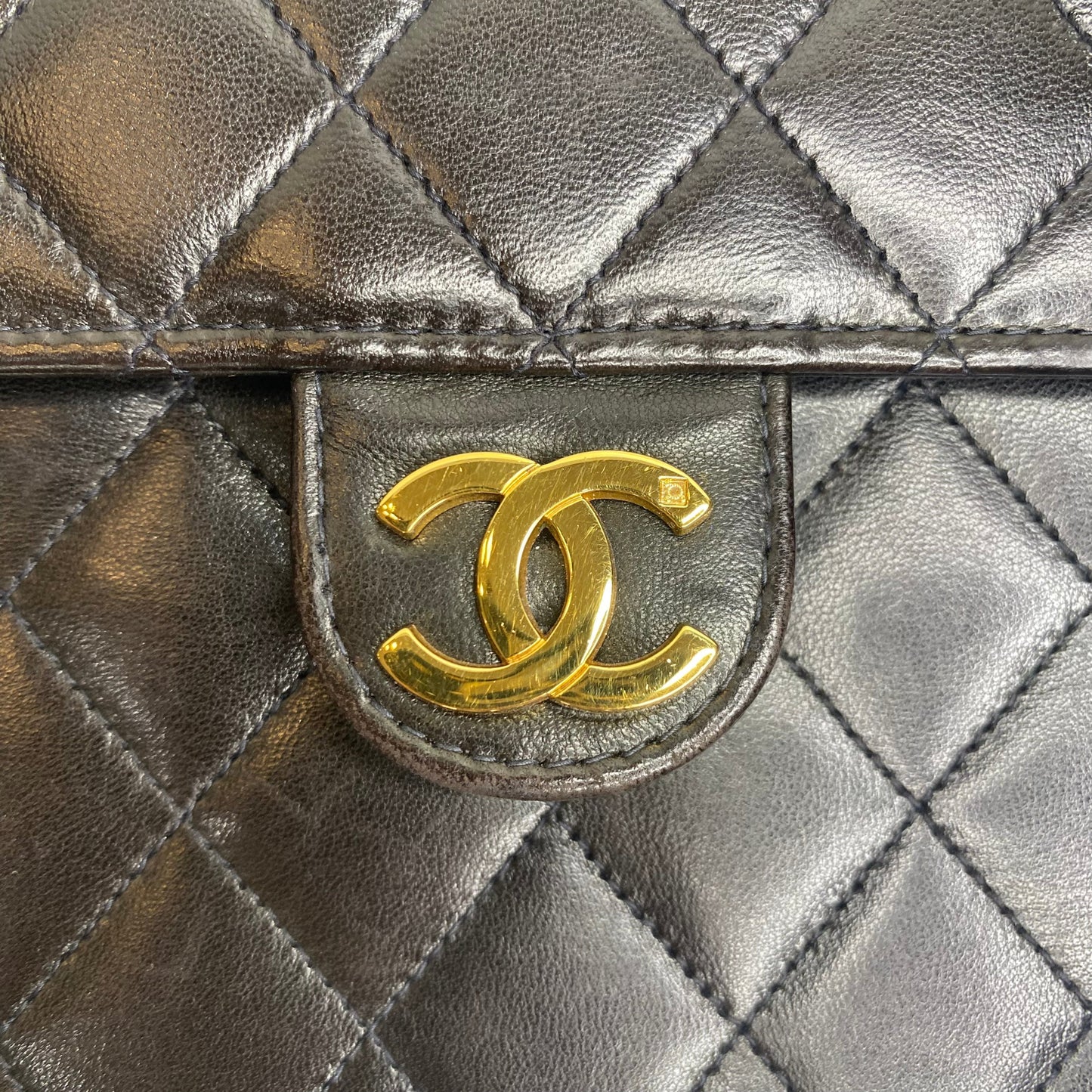 CHANEL   Black Quilted Lambskin Leather Medium Single Chain Flap Bag in NEW CONDITION