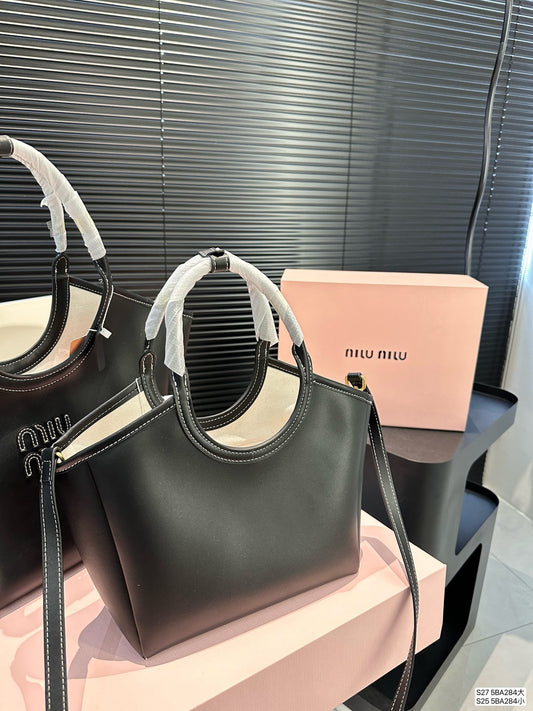 LARGE HOBO 28 TOTE IN BLACK CALFSKIN Amelia