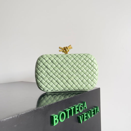 KNOT CHAIN CLUTCH 20.5 IN LIGHT GREEN LAMBSKIN Amelia