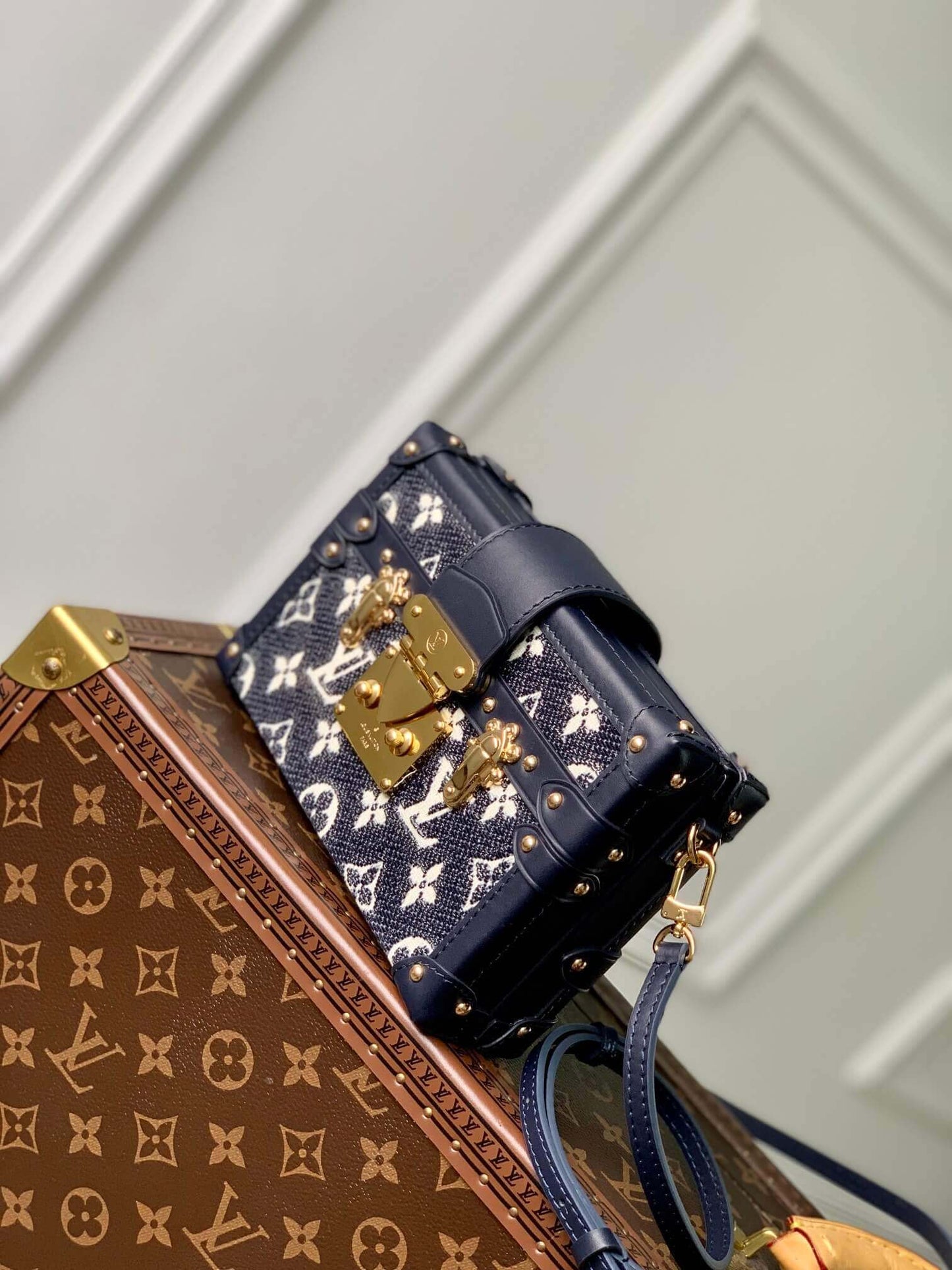 M22882 PETITE MALLE 20cm Monoglam blue