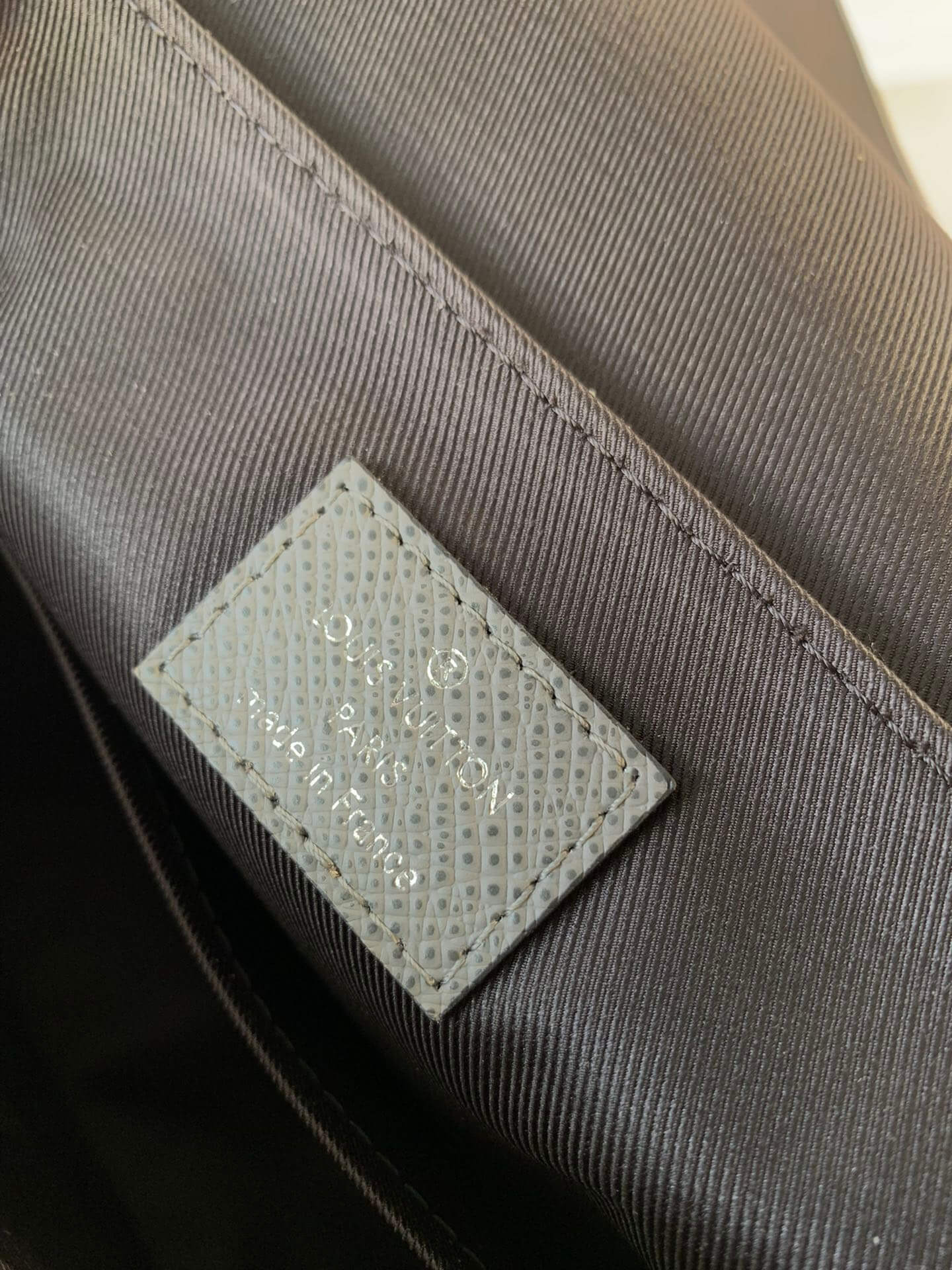 M30851 District PM Taïga 26cm grey man bag