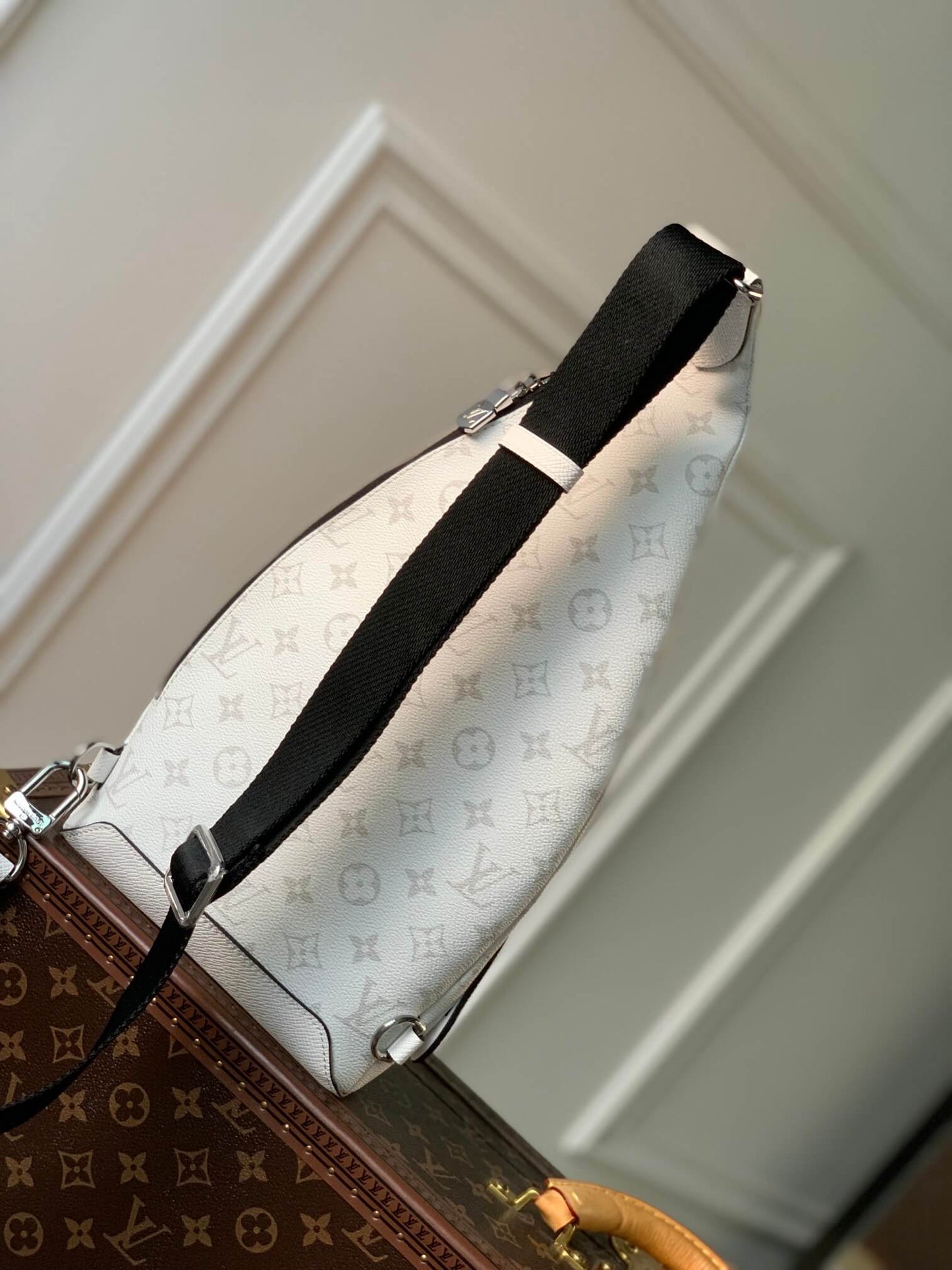 M30936 Duo Sling Bag 20cm white Monogram bumbag