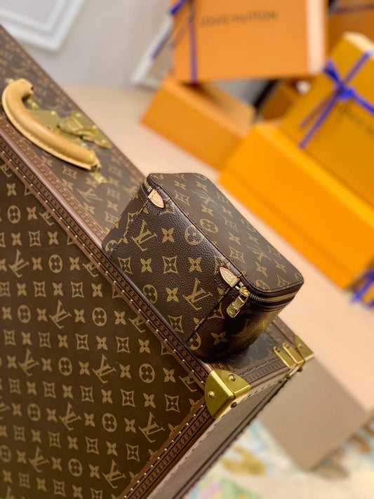M43688 Cosmetic bag brown Monogram 17cm