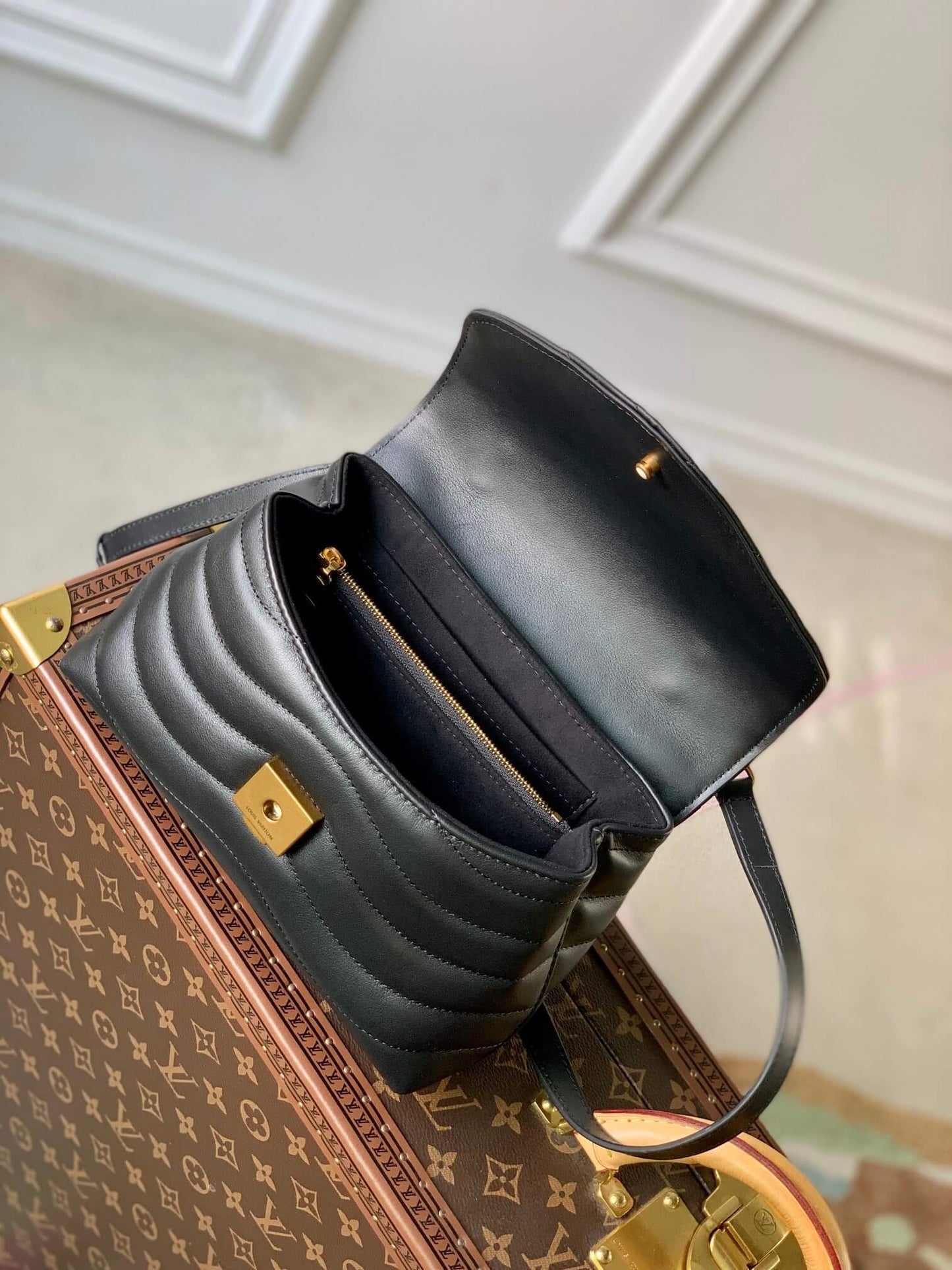 M53937 Hold Me Handbag black 23cm New Wave
