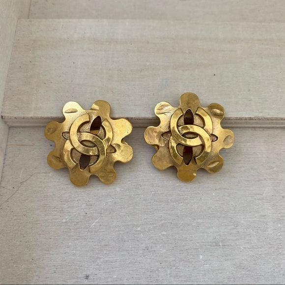 CHANEL   snowflake earrings
