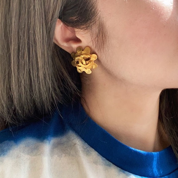 CHANEL   snowflake earrings