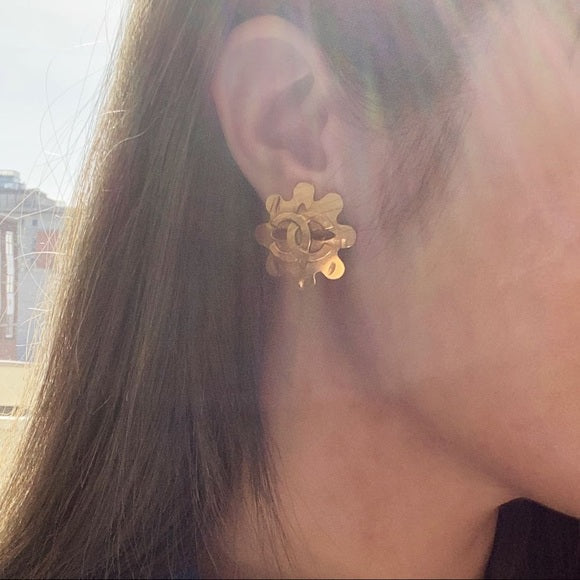 CHANEL   snowflake earrings