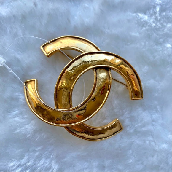CHANEL   CC logo brooch