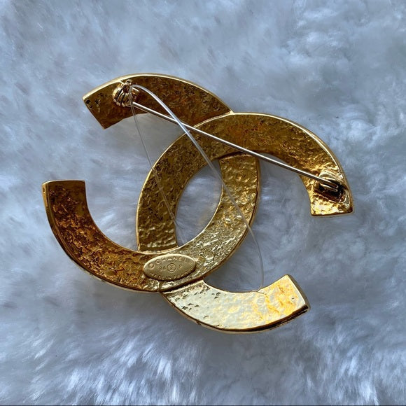 CHANEL   CC logo brooch