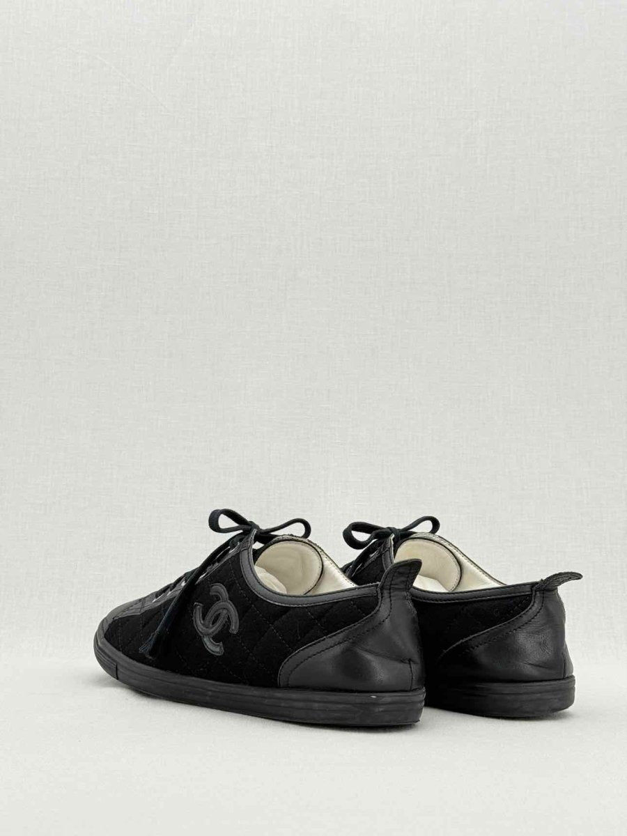 CHANEL Black Quilted Size EU 40 Sneakers