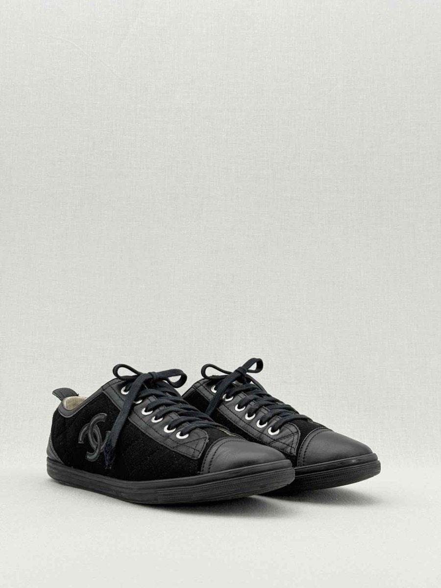 CHANEL Black Quilted Size EU 40 Sneakers