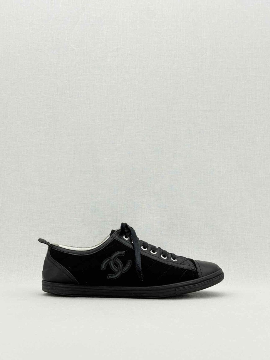 CHANEL Black Quilted Size EU 40 Sneakers