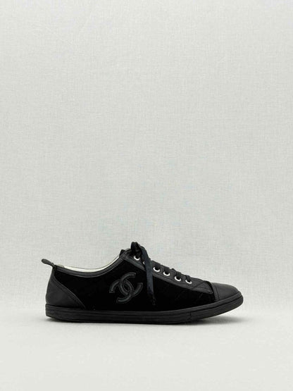 CHANEL Black Quilted Size EU 40 Sneakers