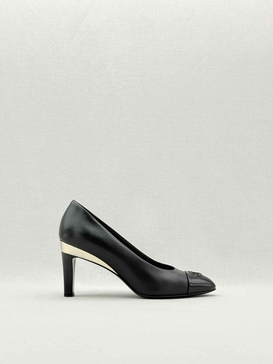 CHANEL Black Size EU 38 Pumps