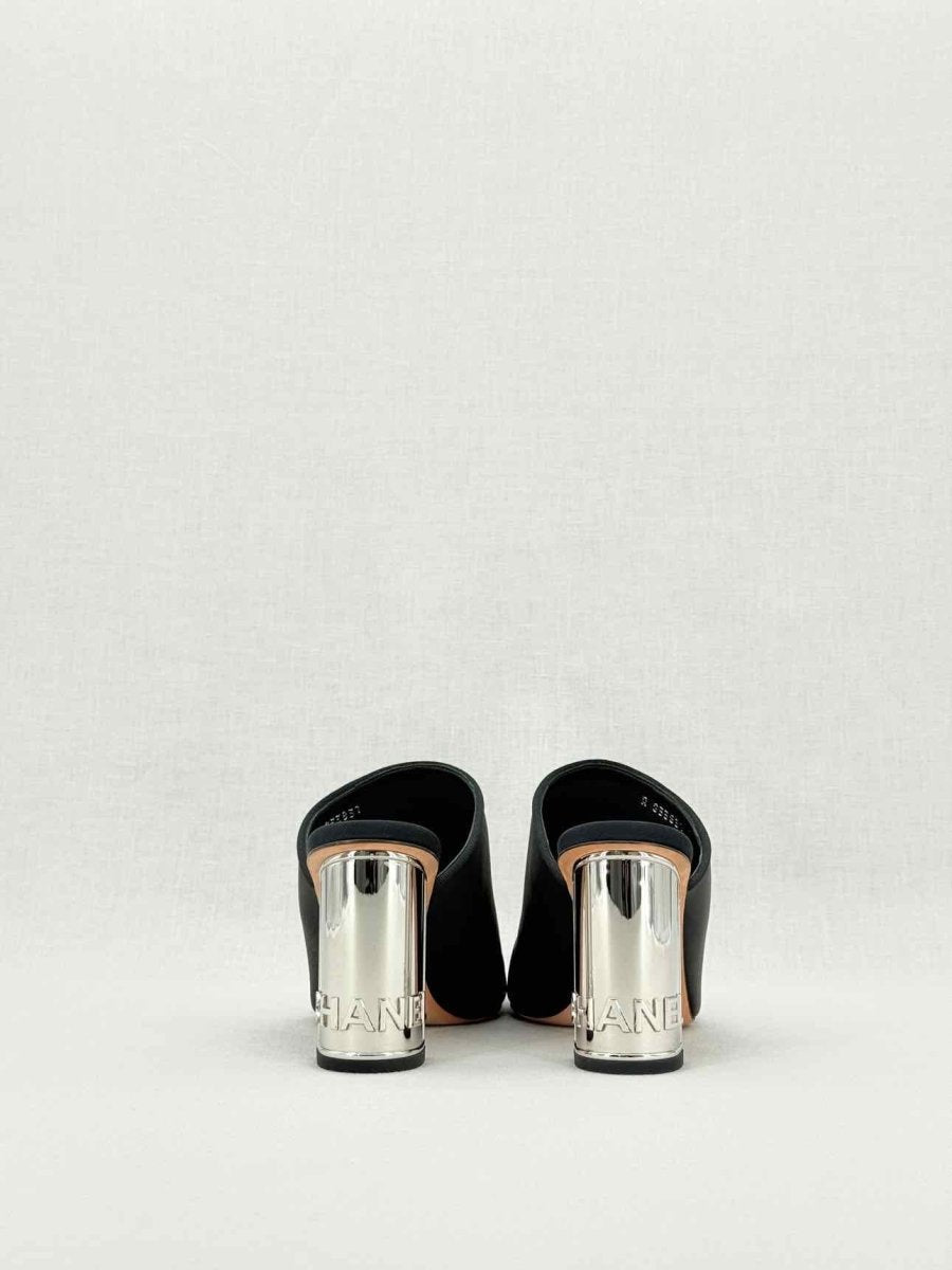 CHANEL Black Size EU 38.5 Mules
