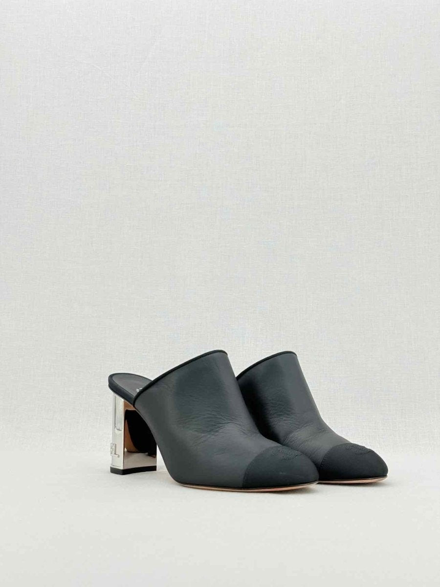 CHANEL Black Size EU 38.5 Mules