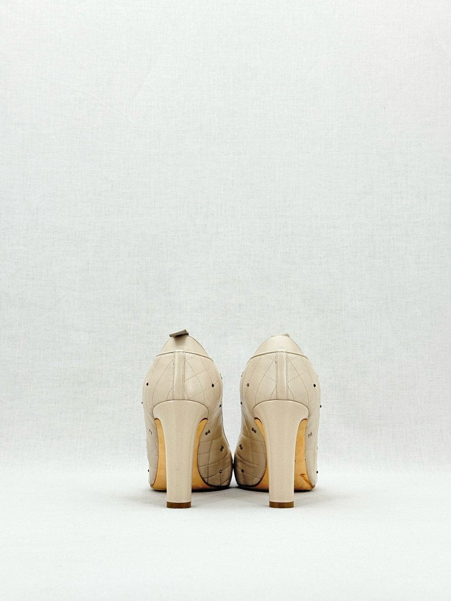 CHANEL CC Charms Off-white w/ Black Size EU 39 Pumps