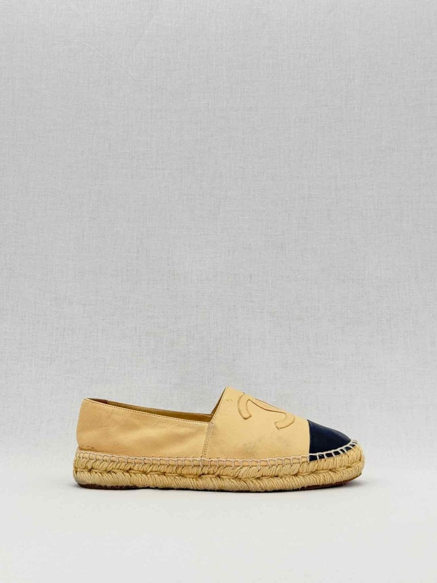 CHANEL Escapade Beige w/ Black Size EU 38 Flat Shoes