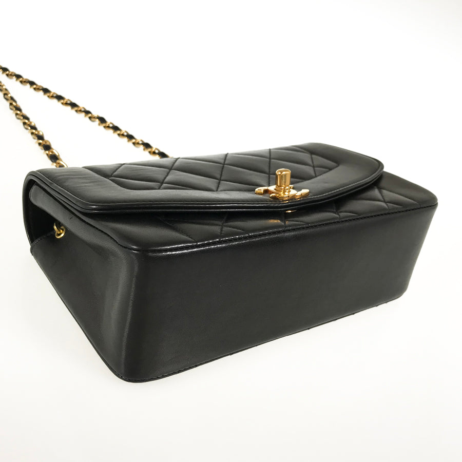 CHANEL Diana 22 Shoulder bag
