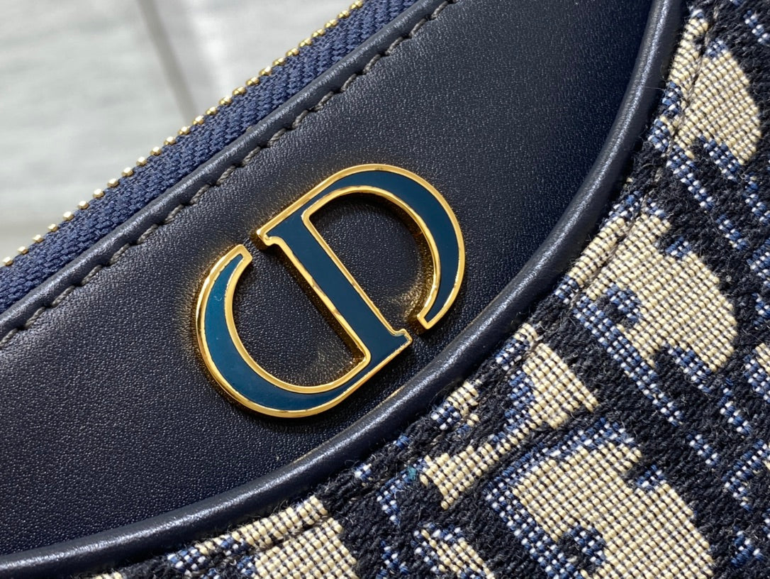 CD HOBO AVENUE 21CM BLUE OBLIQUE EMBROIDERY Amelia