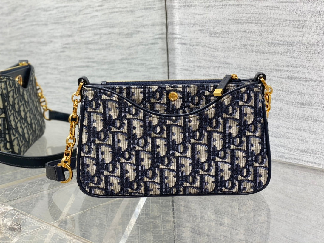CD HOBO AVENUE 21CM BLUE OBLIQUE EMBROIDERY Amelia