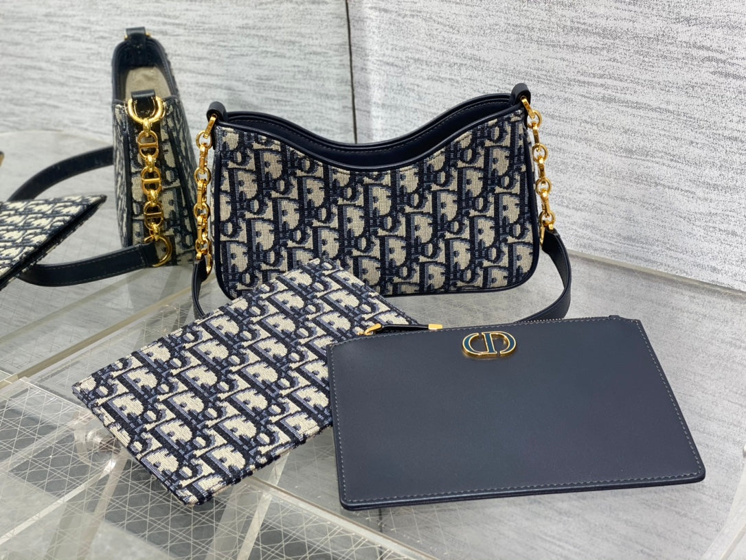 CD HOBO AVENUE 21CM BLUE OBLIQUE EMBROIDERY Amelia
