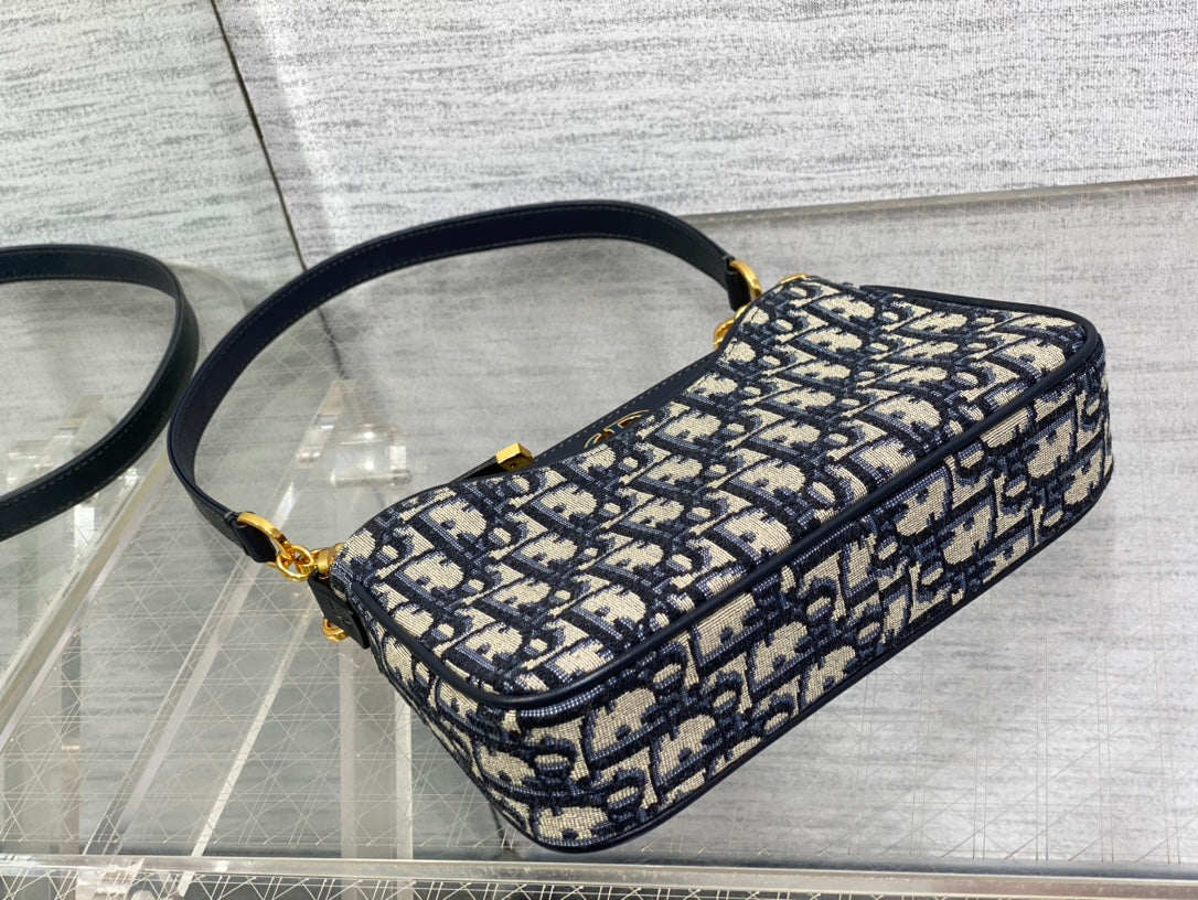 CD HOBO AVENUE 21CM BLUE OBLIQUE EMBROIDERY Amelia