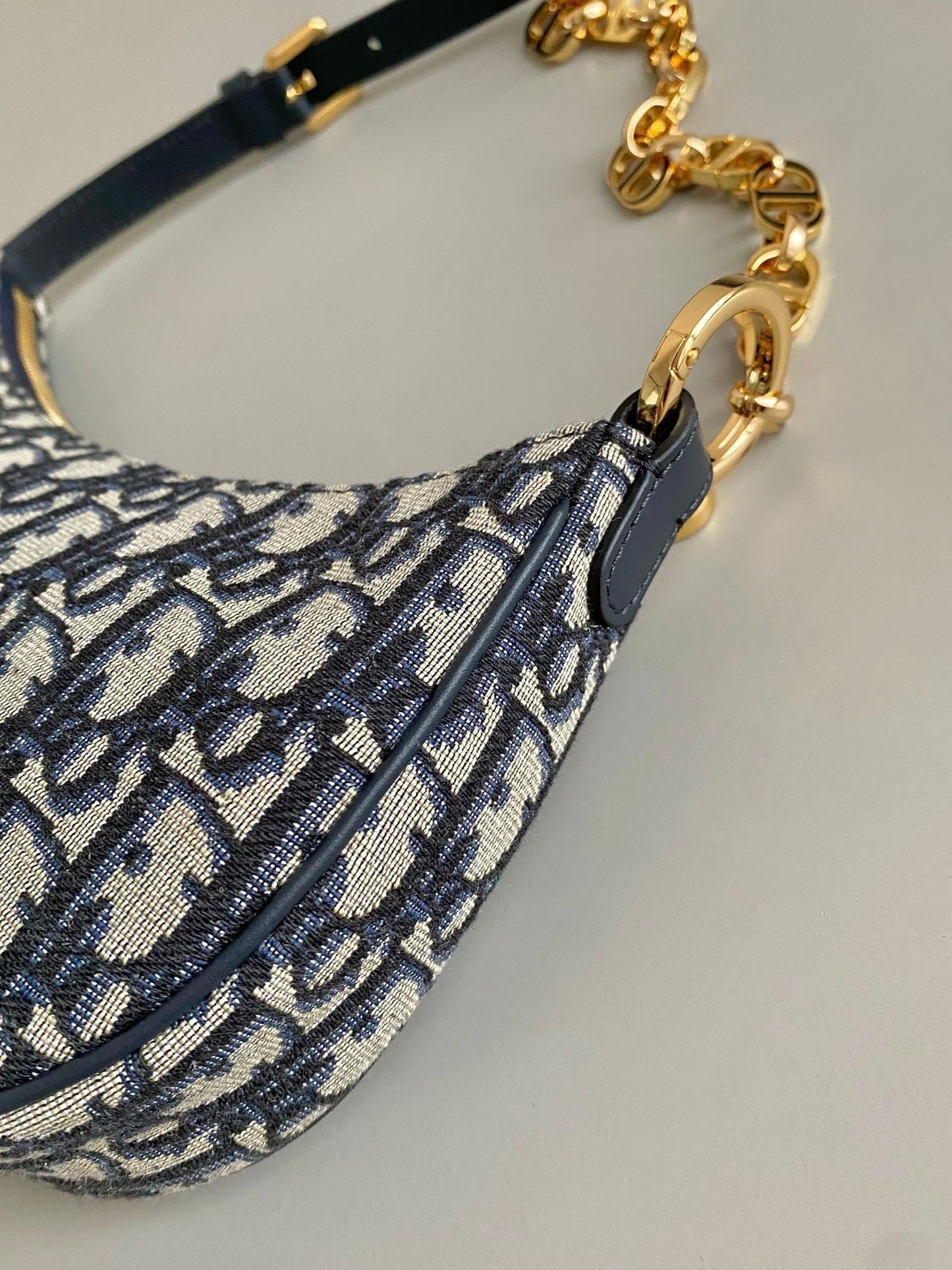 CD LOUNGE 26CM BLUE OBLIQUE EMBROIDERY Amelia