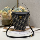 30 MONTAIGNE 13 24x24x9.5CM BLUE OBLIQUE EMBROIDERY Amelia