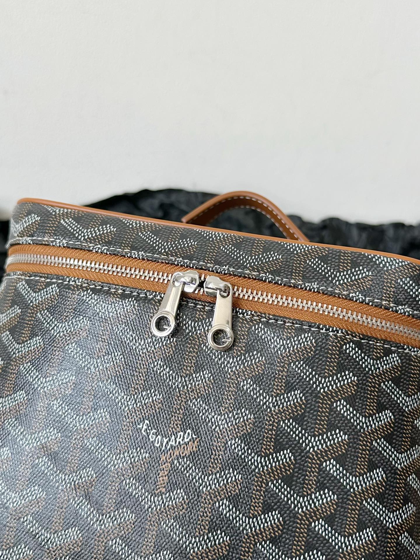GOYA MAKEUP BOX BAG 20CM BLACK AND TAN CANVAS Amelia
